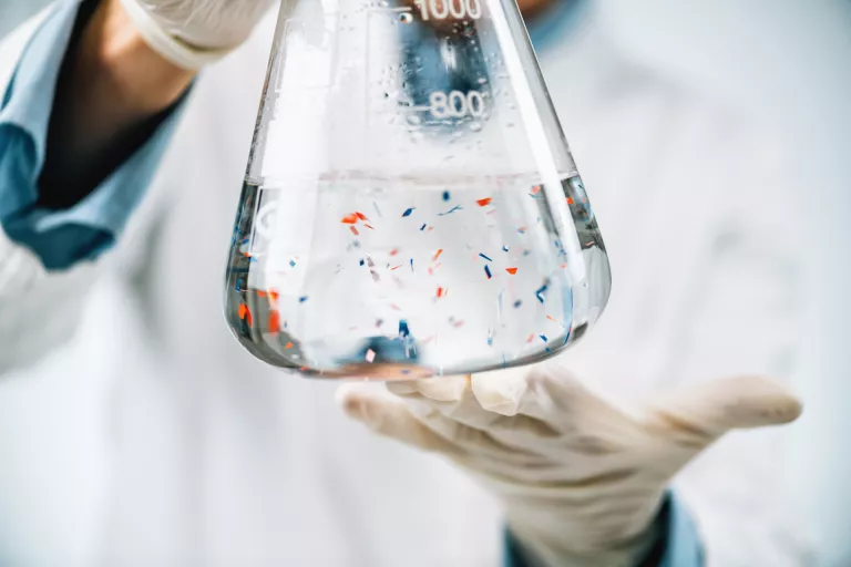 Un indice multivarié pour estimer l’âge de vieillissement des plastiques dans les océans