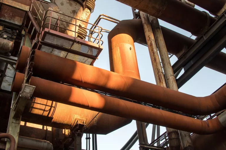 Comprendre et améliorer la protection des aciers au carbone en milieux aqueux contenant du CO2