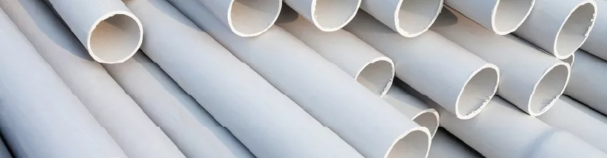 Tubes en plastique blanc empilés