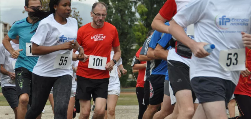 Collaborateurs d'IFPEN, membres de l'association sportive ASIP, courrant un marathon
