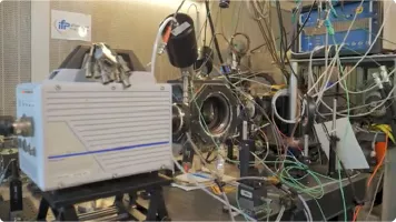 Banc d'essai de laboratoire avec caméra rapide et nombreux câbles