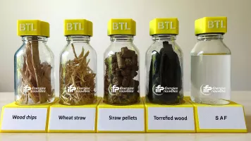 Cinq flacons BTL montrant les étapes de production : copeaux de bois, paille de blé, granulés de paille, bois torréfié et carburant d'aviation durable