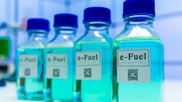 Flacons de e-fuel alignés sur une paillasse de laboratoire
