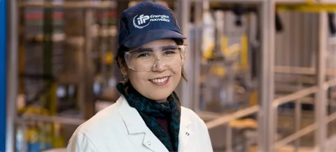 Photo d'une collaboratrice IFPEN (avec casquette et lunettes de sécurité), dans une unité pilote