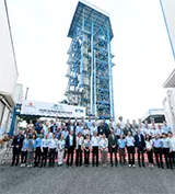 Photo : équipe du projet DMX posant devant l'installation du démonstrateur industriel, à Dunkerque