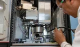 Technicien réglant un appareil d'analyse de laboratoire