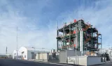 Unité pilote industrielle aux structures métalliques, sous un ciel dégagé