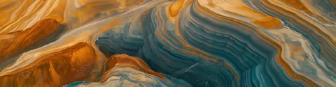 Strates de roche sédimentaire ocre et bleues aux plis tourbillonnants