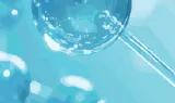 Gros plan sur des bulles translucides dans une eau bleue